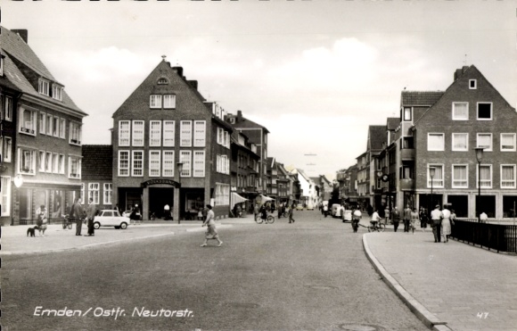 Ak Emden in Ostfriesland, Partie in der Neutorstraße, Passanten