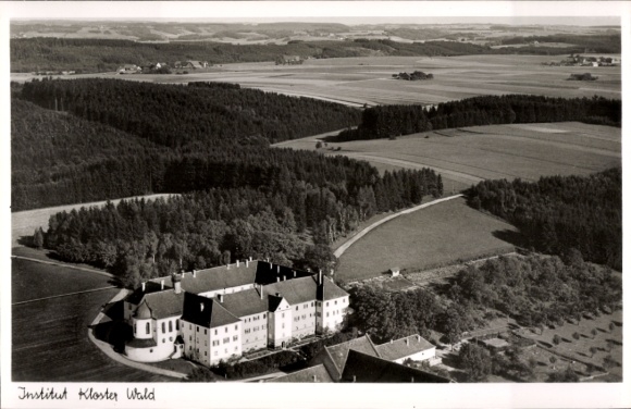 Ak Wald Hohenzollern, Kloster Wald, Luftaufnahme eines Klosters, umgeben von Wald und Feldern