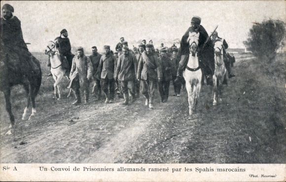 CPA Un Convoi de Prisonniers allerands ramené par les Spahis marocains