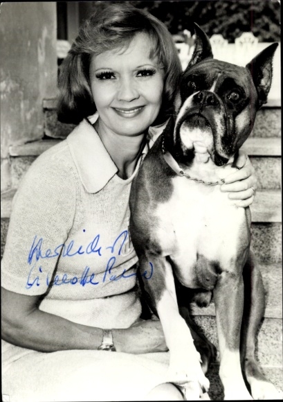 Postcard actress Liselotte Pulver, portrait, bulldog, autograph
