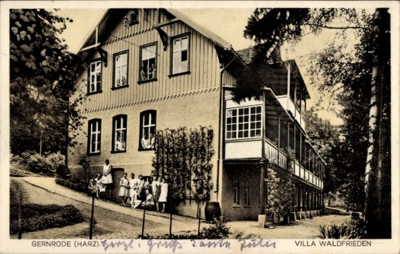 Ak Gernrode Quedlinburg in het Harzgebergte, VILLA WALDFRIEDEN, GERNRODE (HARZ), gebouw, groepsfoto, centraal