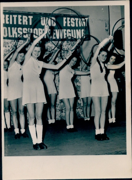Photo Berlin, tire demonstration, gymnastics group, International Women's Day 8.3.1952, cultural show, 9th elementary school