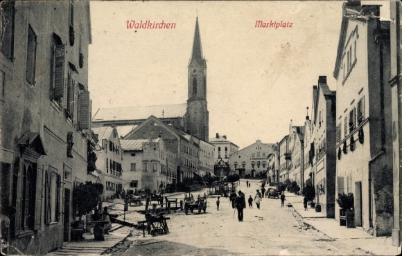 Ak Waldkirchen am Goldenen Steig Niederbayern, Marktplatz mit Blick zur Kirche, Denkmal, Anwohner