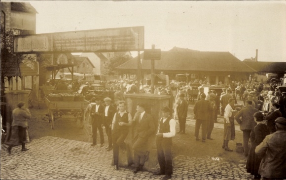 foto Ak Freinsheim aan de Pfalzwijnroute, bezoekers van de fruitmarkt