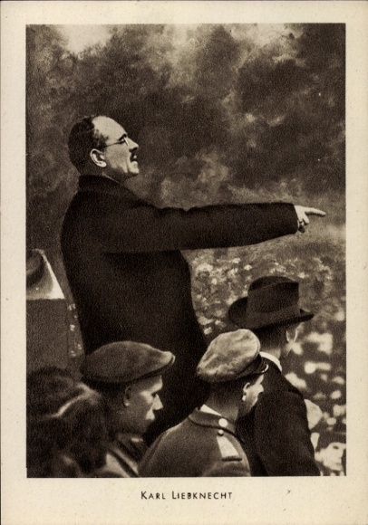 Ak Karl Liebknecht, Marxist, Antimilitarist, Ausgestreckter Arm bei einer Rede, Gestik, ZK der KPD