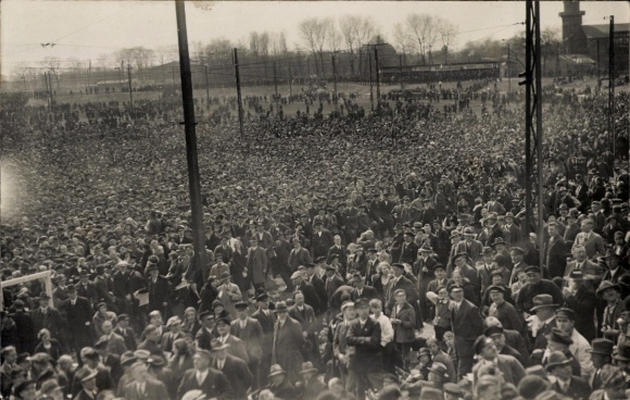 Photo Postcard Hamburg Altona Bahrenfeld, race track, Hitler meeting 1932, crowd
