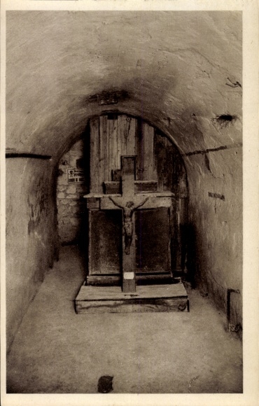 Postcard Douaumont Lorraine Meuse, Fort Vaux, chapel in the wooden altar with cross, gallery