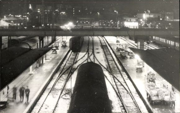 Foto Ak Fotograf Carl Bellingrodt, Deutsche Eisenbahn, Bahnhof, Bahnsteig
