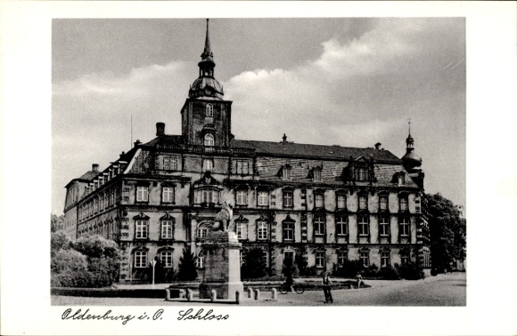 Ak Oldenburg im Großherzogtum Oldenburg, Schloss in  graue Wolken,  Architektur