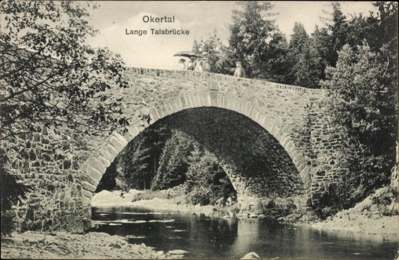 Ak Oker Goslar am Harz, Okertal, Lange Talsbrücke, Steinbogen, Fluss, Bäume