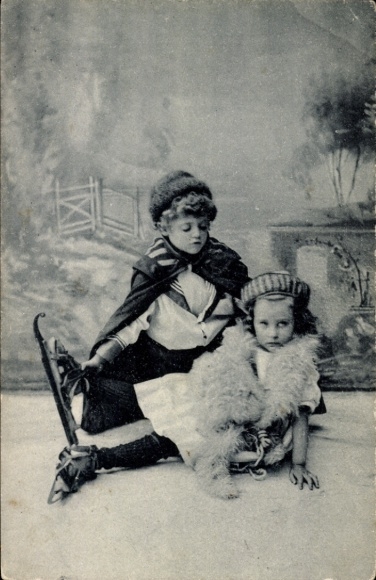 Postcard small children on skates, fallen down