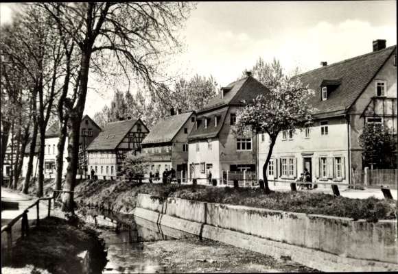 Ak Mülsen in Saksen, prachtige huizenrij, rivieroever, bomen, zwart-witfotografie
