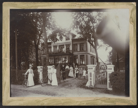Photograph hardboard, ladies with bicycles, villa in the background, Baltic Sea?, around 1880