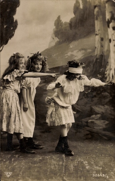 Postcard Dürrenbach Wurzbach in Thuringia, three girls playing blind man's buff. Girl with blindfolds...