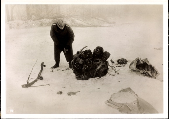 Photo Hoffmann, Heinrich, Engine of a destroyed French plane, Wehrmacht soldier, 1940