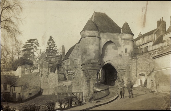 Photo Laon Aisne, street section, gate, towers, passers-by