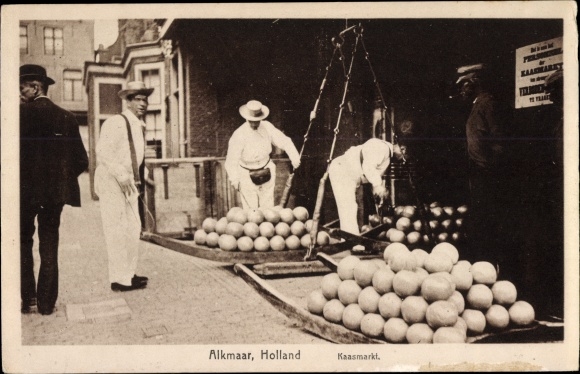 Postcard Alkmaar Nordholland Niederlande, cheese market