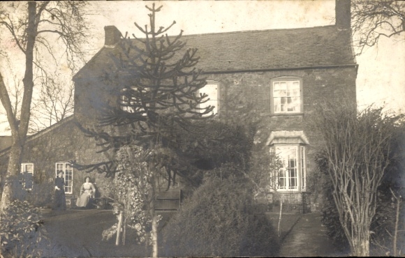 Photo Postcard Great Britain, villa, women, garden