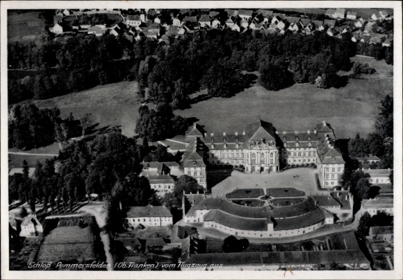 Ak Pommersfelden in Oberfranken, Luftaufnahme von Schloss  Landschaft, Bäume, Architektur