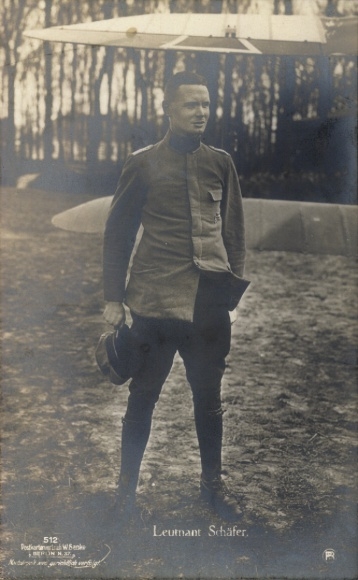 Ak Leutnant Schäfer, Standportrait in Uniform, Flugzeug, Sanke Nr. 512