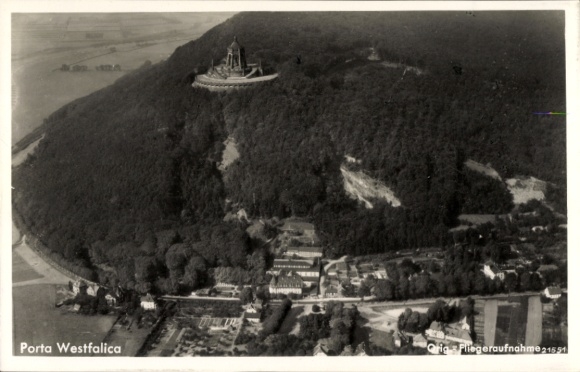 Ak Porta Westfalica aan de Weser, luchtfoto, Kaiser Wilhelm Memorial, heuvel met bos