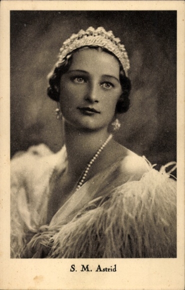 Postcard Astrid of Sweden, Queen of Belgium, portrait