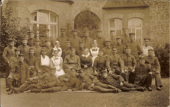 Postcard Lazarett Bad Arolsen, imperial soldiers with support staff