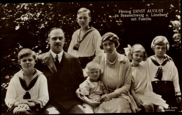 Ak Herzog Ernst August von Braunschweig mit Familie, Victoria Luise, Kinder
