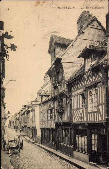 Ak Honfleur Calvados, Straßenansicht mit charmanten Fachwerkhäusern, Rue Gambetta