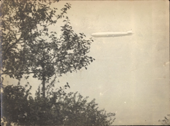 Foto Zeppelin, Luftschiff, Bäume