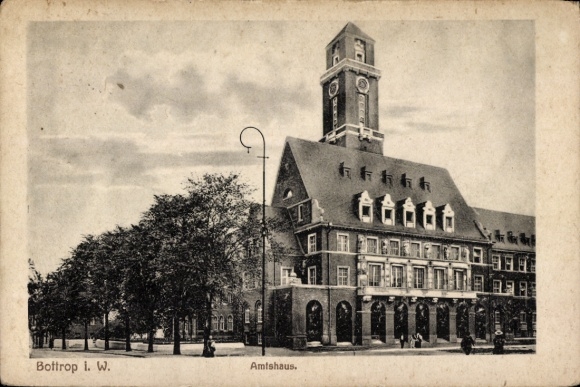 KP Bottrop w Zagłębiu Ruhry, Bottrop i. W., Amtshaus, wieża zegarowa, drzewa