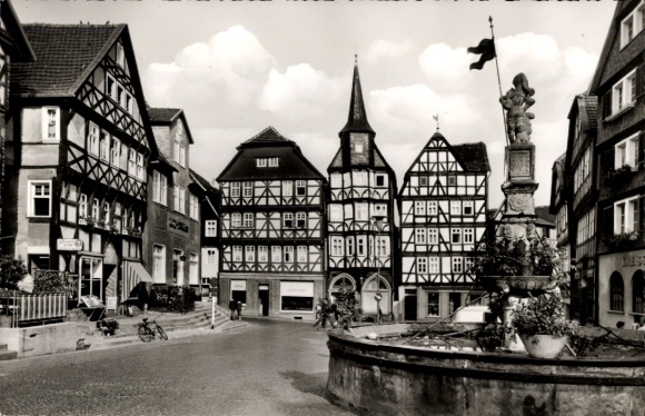 Postcard Fritzlar in Hessen, market, Rolandsbrunnen, half-timbered houses, bicycle