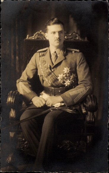 Postcard Prince Felix of Luxembourg, portrait in uniform, medal