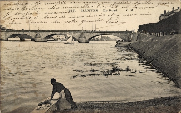 Ak Mantes sur Seine Yvelines, Brücke über Wasser, Boot, Ufer mit Person, Gebäuden im Hintergrund