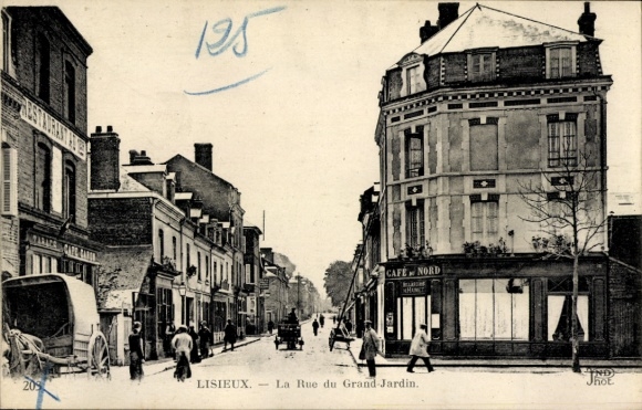 Ak Lisieux Calvados, Straße mit Cafè, Gebäude, Pferd und Wagen, Menschen unterwegs