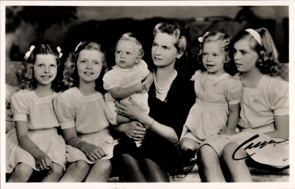Picture Princess Sibylla of Sweden, children Carl Gustaf, Christina, Margaretha, Desirée and Birgitta