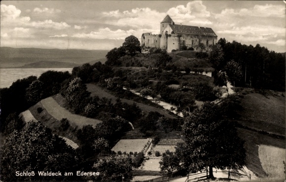 KP Waldeck w północnej Hesji, widok na zamek nad jeziorem Edersee