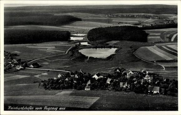 Ak Reinhardshofen Gutenstetten Mittelfranken, Luftaufnahme von  Felder, Wald, See