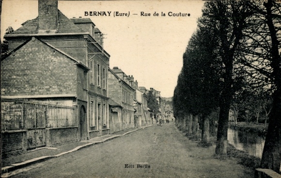 Ak Bernay Eure, Straße Rue de la Couture, Häuserreihen, Bäume, ländliche Umgebung