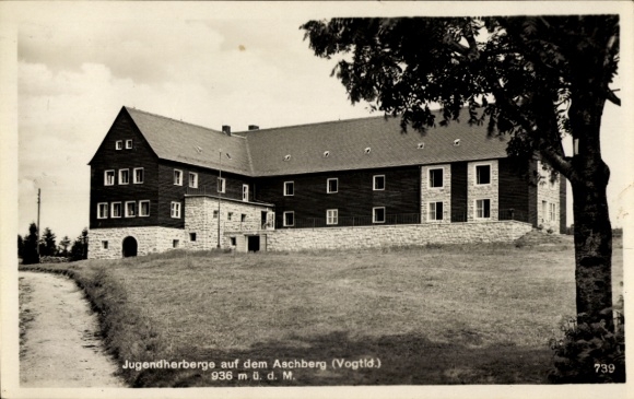 Ak Aschberg Klingenthal in het Vogtland Saksen, jeugdherberg, stenen gebouw, 936 m boven zeeniveau. D. M., landelijk