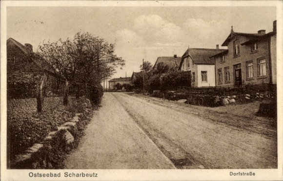 Ak Ostseebad Scharbeutz in Holstein, Ostseebad  Dorfstraße, Häuser, Bäume, ländliche Landschaft