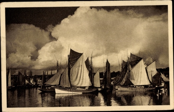 Postcard Concarneau Finistère, group of tuna boats under a stormy sky