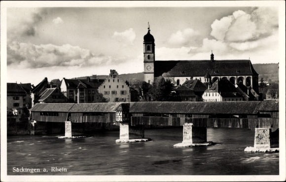 Ak Bad Säckingen am Hochrhein, überdachte Brücke, Kirche, Stadt