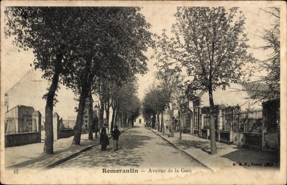 Postcard Romorantin Loir et Cher, Avenue de la Gare, trees, street, buildings