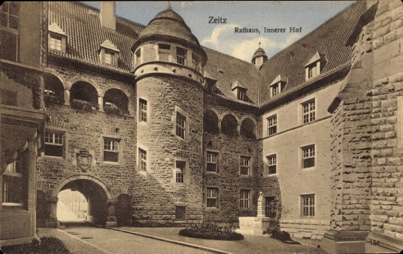 Ak Zeitz im Burgenlandkreis, Rathaus, Innerer Hof, Steinarchitektur,  Atmosphäre