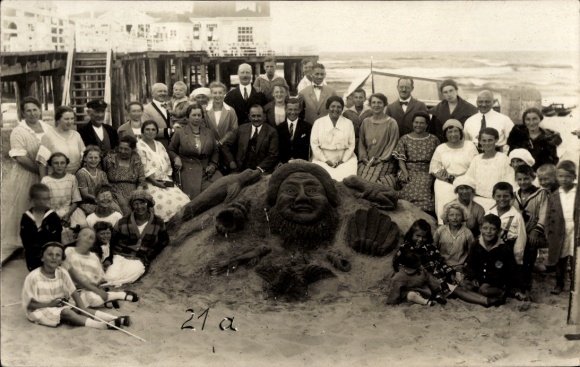 Photo Postcard Ostseebad Ahlbeck Heringsdorf on Usedom, people on the beach, sand figure