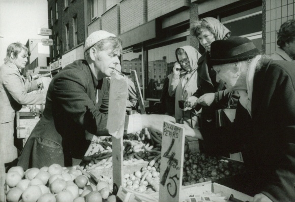 Zdjęcie Hans Joachim Spremberg, Dublin Ireland, Under the Sign of the Crisis, Liffey Street Market, 1976