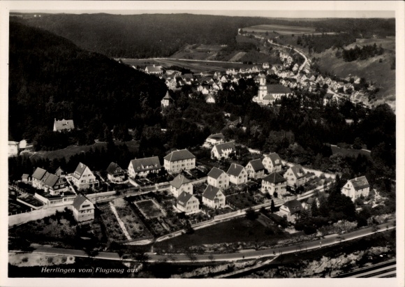 Ak Herrlingen Blaustein in Württemberg, Luftaufnahme von  Häuser, Landschaft, Kirche