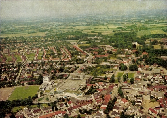 Ak Ahrensburg in Holstein, Luftaufnahme von  Wohngebiete, Infrastruktur