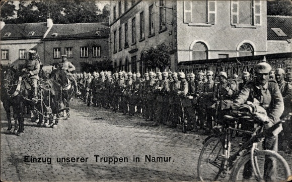 Ak Einzug der deutschen Truppen in Namur, 1. WK, Radfahrer, Zugpferde